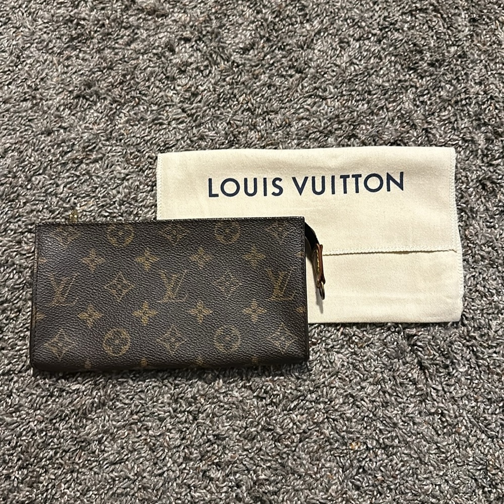 Authentic Louis Vuitton Bucket Bag Pochette in excellent used condition!